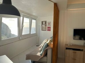 Flat-screen TV - Green Dream Studio by the beach by Trip2Portugal (Sesimbra)