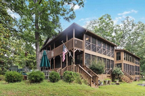 Welcome to Bigelow’s Water View Bungalow – Your Lake Retreat