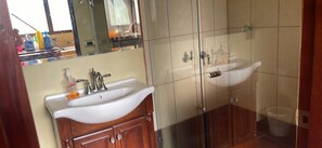Ducha y bañera combinadas, toallas y papel higiénico