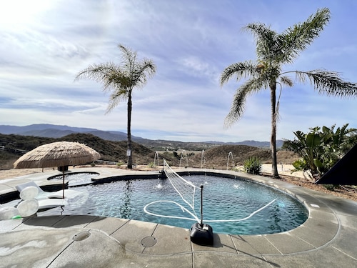 Custom Pool Home Surrounded by Wineries and a Quick 10min. Drive to Pechanga.