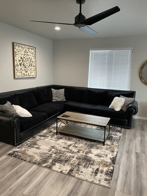 Smart TV - Brand new home,  55 ft garage. 3 bedrooms, sleeps 10.  18ft high garage door.  (Lake havasu)