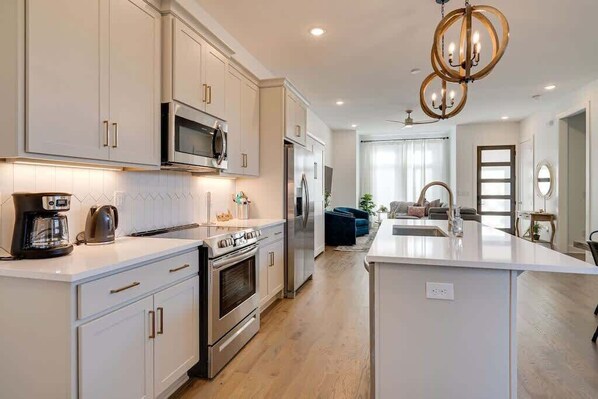 Refrigerador, microondas, horno y parrilla de estufa 