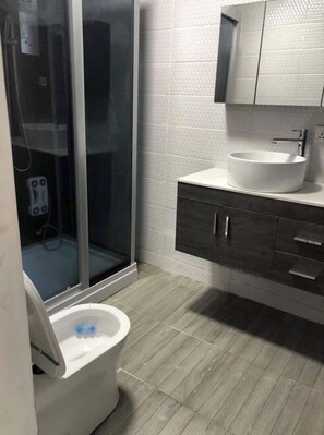 Douche, serviettes fournies, savon, papier toilette