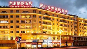 Et hotel med flere etager, et tydeligt skilt, mange vinduer og en velbelyst facade.