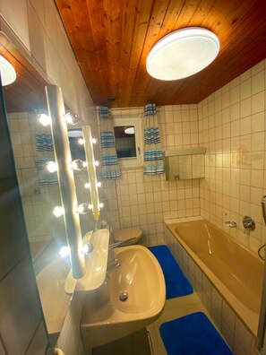 Badewanne, Haartrockner, Bidet, Handtücher