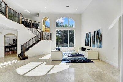 Luxurious Beach Home/Walk To Fun Beach/Gamer Room/Mins. to Downtown DelRay/WiFi