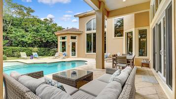 Lämmitetty uima-allas