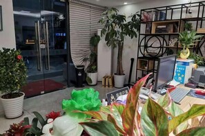 A room with a desk, computer, and various potted plants. - Impression Boutique Hotel (Shanghai Fengzhuang Metro Station Store) (Shanghai)
