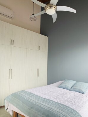 2 bedrooms, free WiFi, bed sheets - Modern apartment with 18 feet ceilings and private terrace with view to a park (Puerto Ayora)