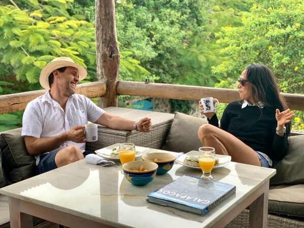 Outdoor dining - Modern apartment with 18 feet ceilings and private terrace with view to a park (Puerto Ayora)