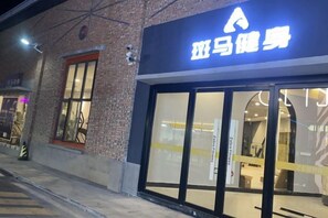 Un bâtiment doté d’une grande vitrine et d’une enseigne avec des caractères chinois.