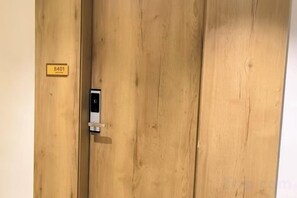 A wooden door with a lock and a number plate. - Nanchang 520 Youth Hotel (Mailu Campus Center store of University of Finance and Economics) (Nanchang)