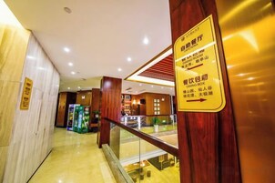 Un pasillo de hotel con un cartel que indica la ubicación del restaurante y servicio a la habitación.