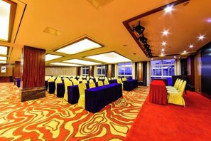A conference room with rows of tables and chairs, a red carpet area, and a large window. - Jin Du International Hotel (Langxi)