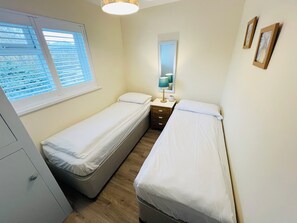 2 bedrooms, iron/ironing board, WiFi, bed sheets - 2 Bedroom Bungalow SV58, Seaview, Isle of Wight, Dog Friendly, free wifi (Seaview)