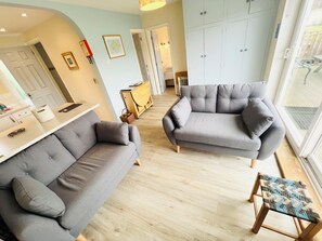 TV - 2 Bedroom Bungalow SV58, Seaview, Isle of Wight, Dog Friendly, free wifi (Seaview)