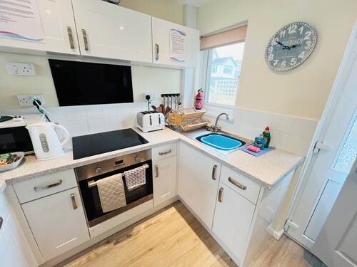 2 Bedroom Bungalow SV58, Seaview, Isle of Wight, Dog Friendly, free wifi
