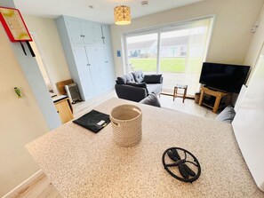 TV - 2 Bedroom Bungalow SV58, Seaview, Isle of Wight, Dog Friendly, free wifi (Seaview)