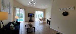 Smart TV - Orlando Villa, Private Pool/Hot tub min to Disney (Davenport)