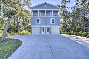 A two-story house with a front porch and a garage. - Murrells Inlet Home: Half-Mi to Marsh Walk! (Murrells Inlet)