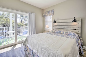 3 bedrooms, iron/ironing board, internet, bed sheets - Modern Escape in the Heart of Murrells Inlet (Murrells Inlet)