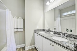 Free toiletries, hair dryer, towels - Modern Escape in the Heart of Murrells Inlet (Murrells Inlet)