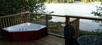 Cozy, romantic waterfront cabin. Sleeps 2, pet-friendly, walk to all amenities.