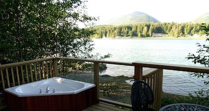 Cozy, romantic waterfront cabin. Sleeps 2, pet-friendly, walk to all amenities.