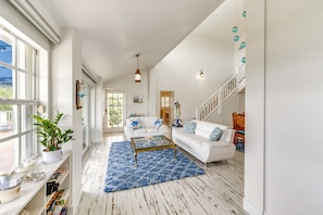 TV, books, stereo - Luxury Key Largo Home w/ Guest House & Pool! (Key Largo)