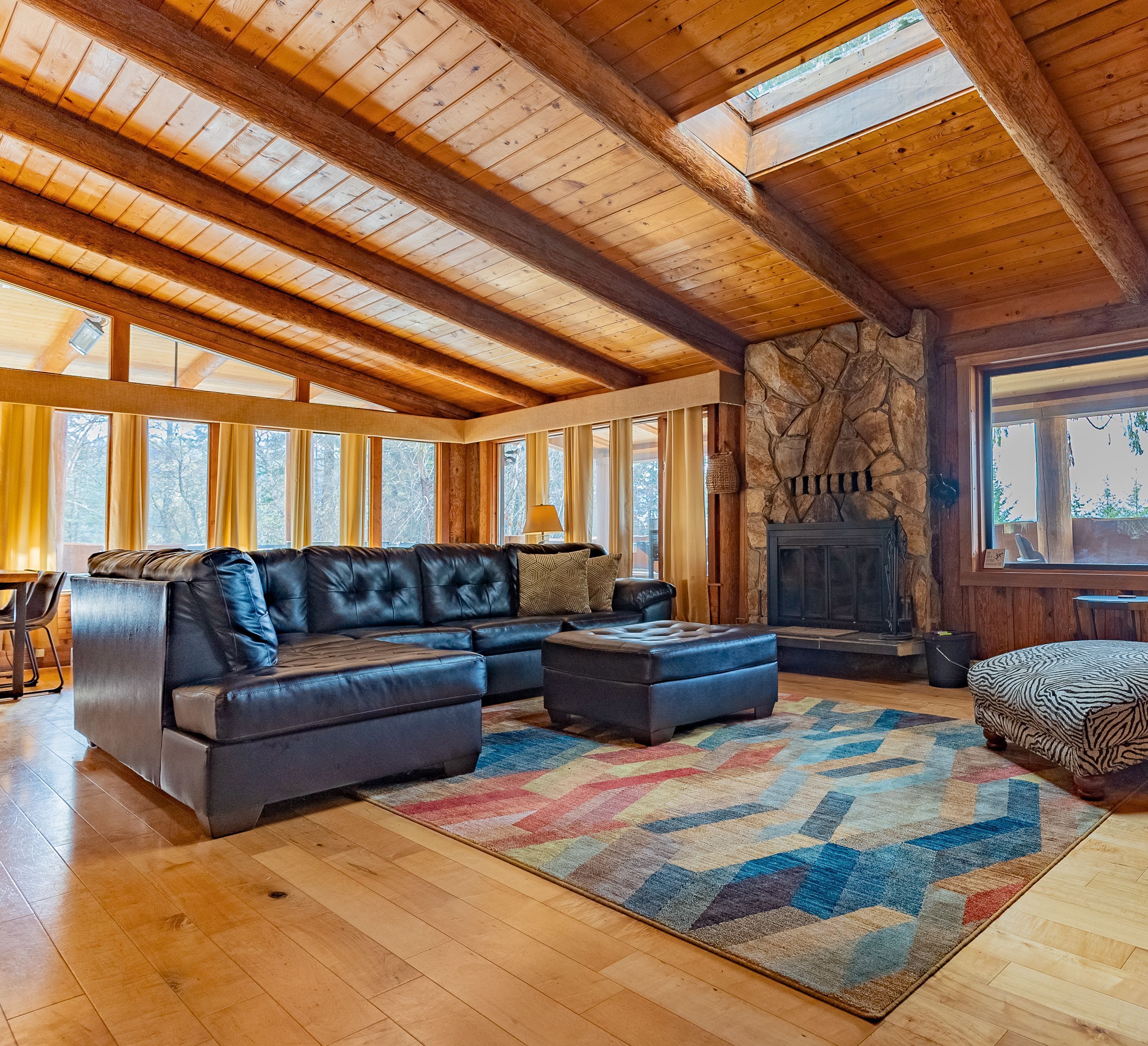 Smart TV, fireplace, stereo