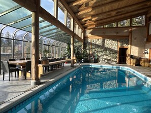 Piscina coperta, una piscina riscaldata