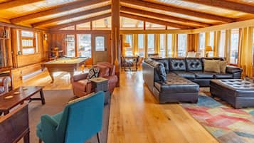 Smart TV, fireplace, stereo