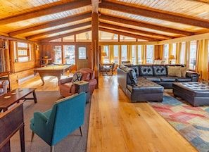 Smart TV, fireplace, stereo