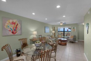 Smart TV, DVD player, stereo - Sand Pebbles 3*Gulf Views Galore | Private Beach | Dog Friendly | Beach Gears (Destin)