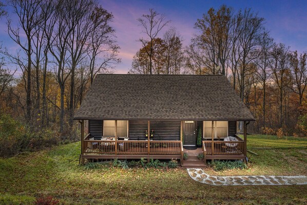 Exterior - Cozy Cabin in the Clouds . Hot Tub, Wineries, Skyline (Front Royal)