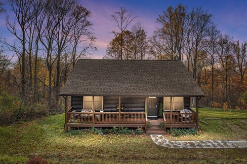 Cozy Cabin in the Clouds . Hot Tub, Wineries, Skyline