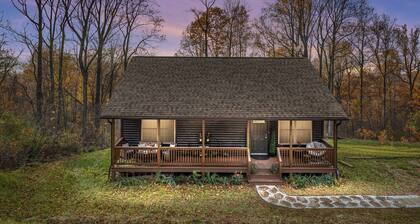 Cozy Cabin in the Clouds . Hot Tub, Wineries, Skyline