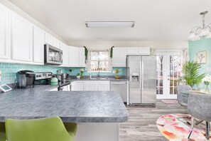 Fridge, microwave, oven, stovetop - Cozy Cabin in the Clouds . Hot Tub, Wineries, Skyline (Front Royal)