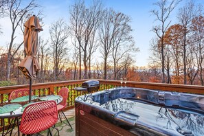 Outdoor dining - Cozy Cabin in the Clouds . Hot Tub, Wineries, Skyline (Front Royal)