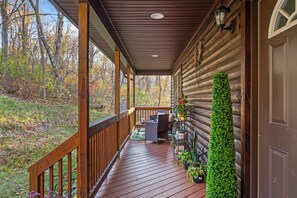 Property grounds - Cozy Cabin in the Clouds . Hot Tub, Wineries, Skyline (Front Royal)