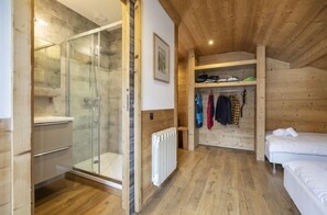 3 bedrooms, travel cot, free WiFi, bed sheets