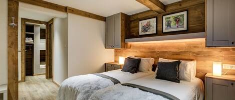 4 bedrooms, travel crib, free WiFi, bed sheets