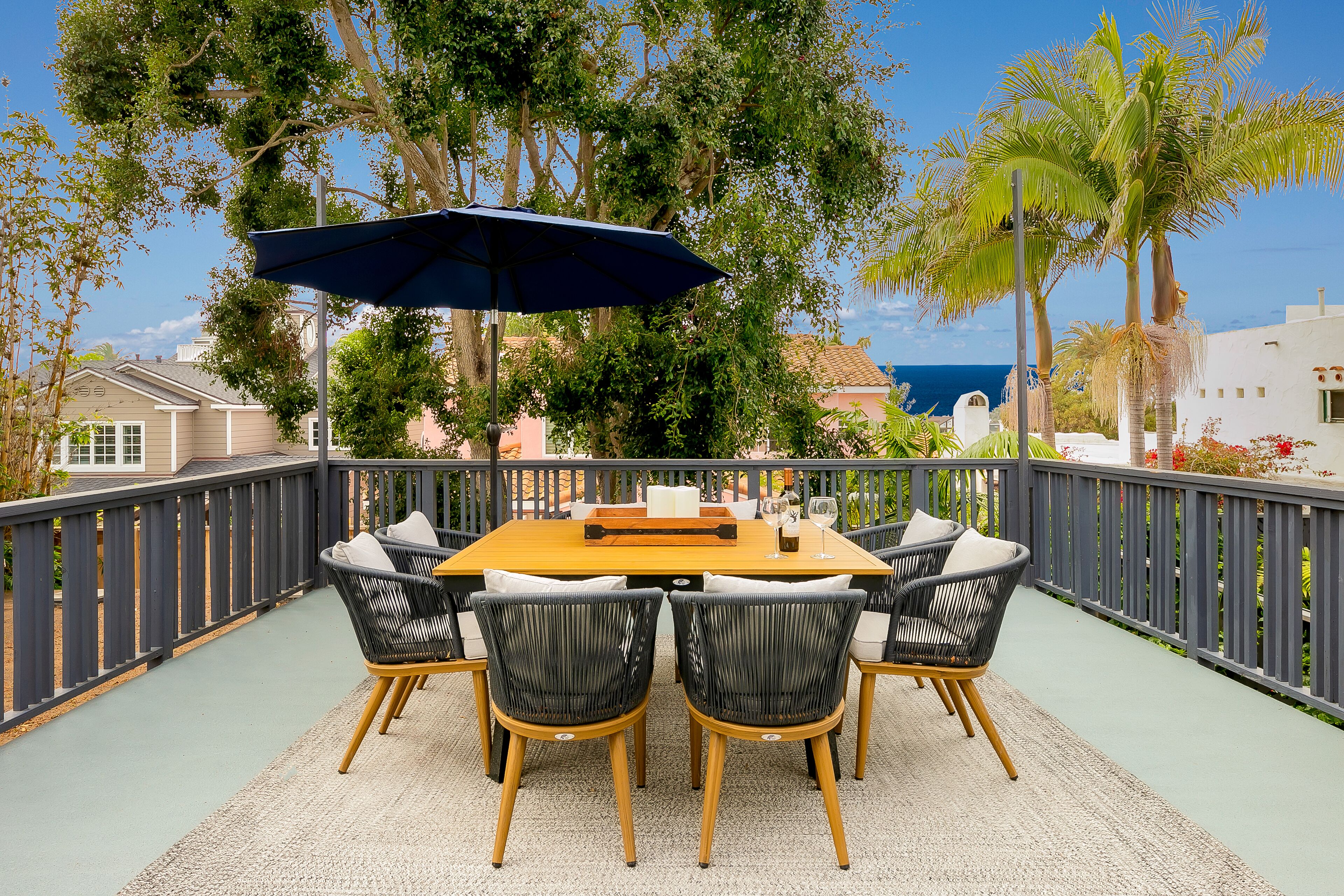 Central, ocean-view home with rooftop deck, fast WiFi & grill - dog-friendly