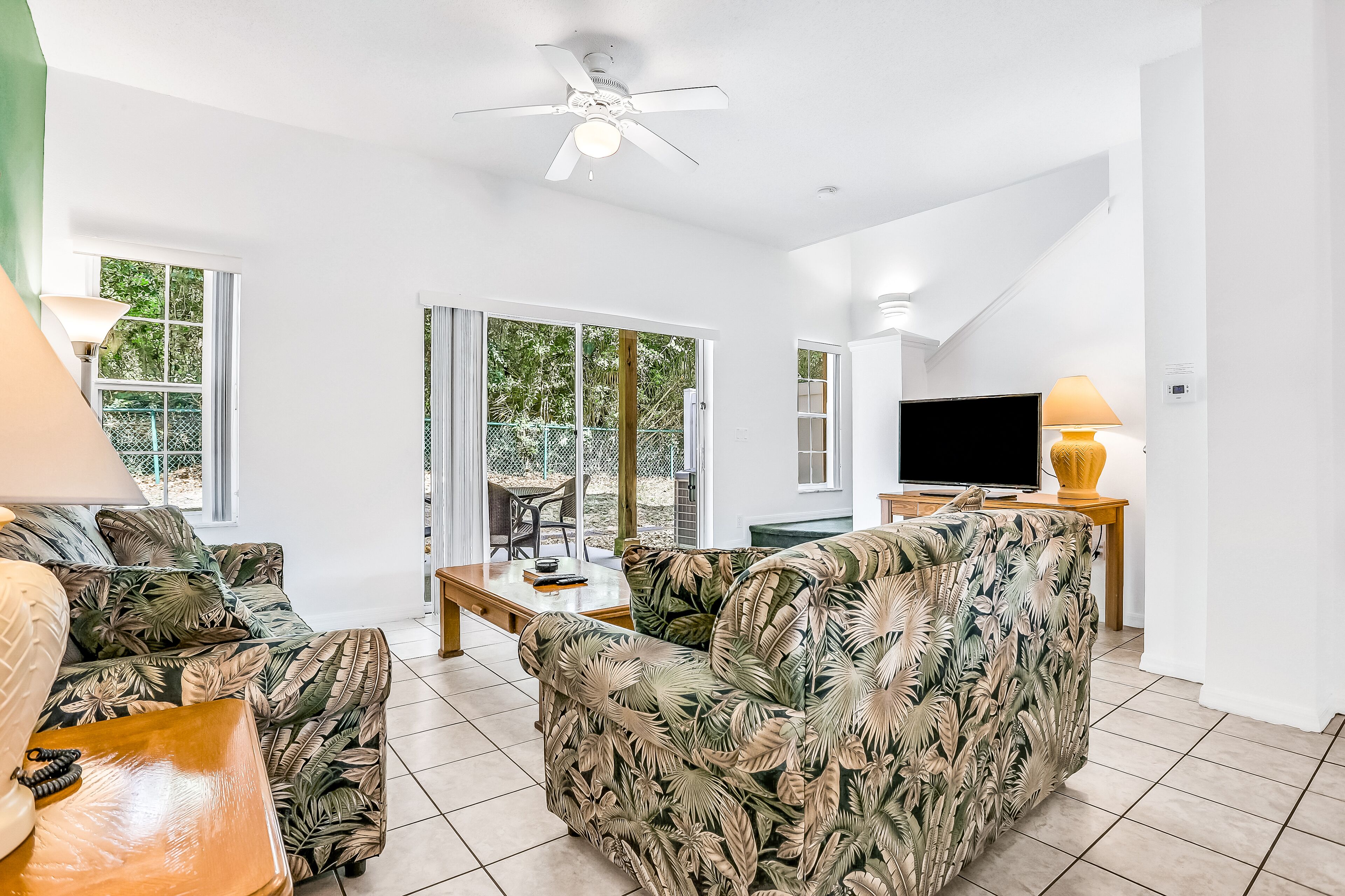Two-story townhouse with pools, tennis court, & gym - patio, washer/dryer & AC