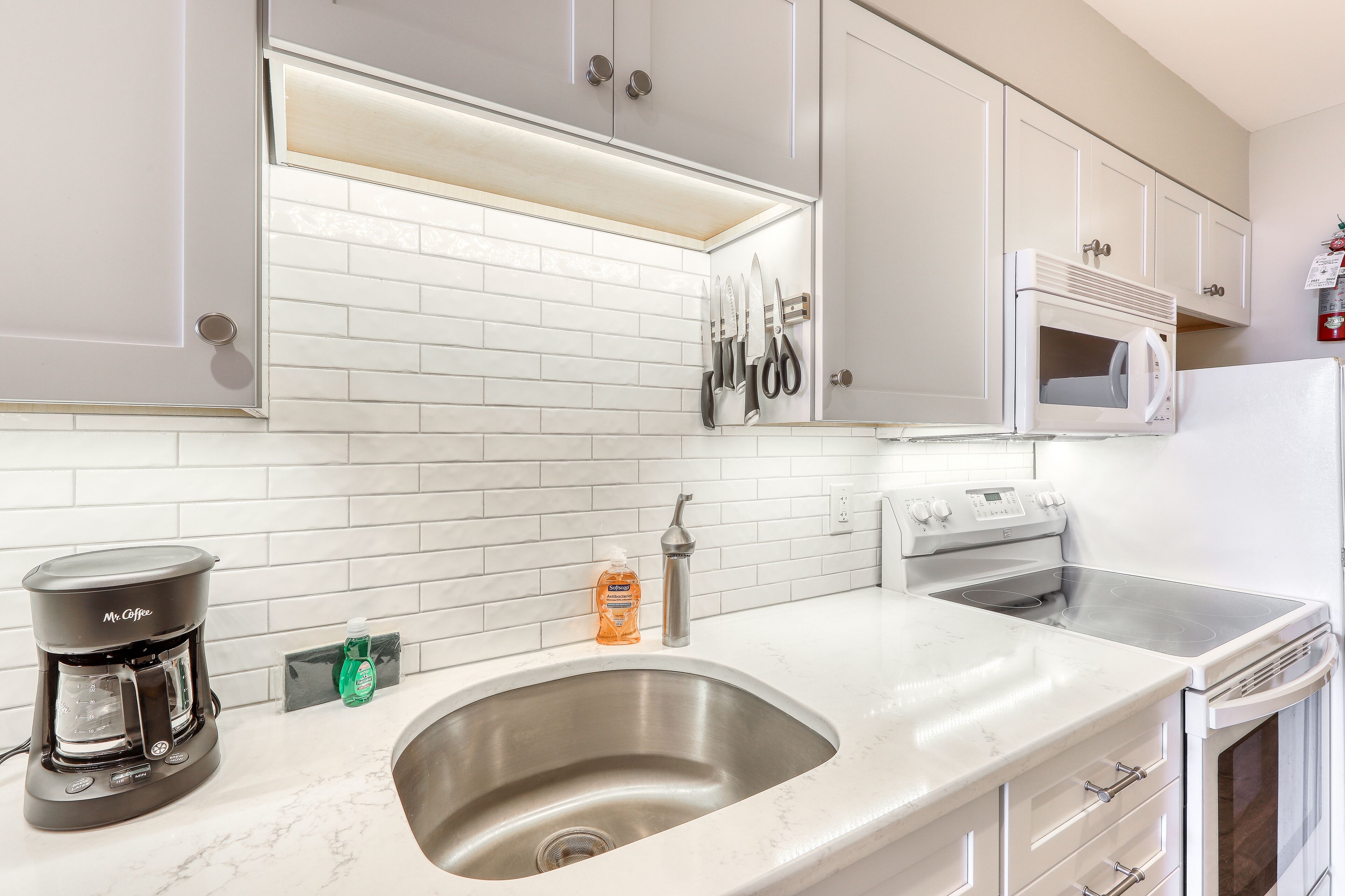 Een koelkast, een microgolfoven, een oven, een kookplaat