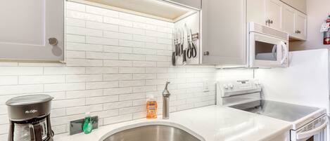 KĂŒhlschrank, Mikrowelle, Ofen, Herdplatte