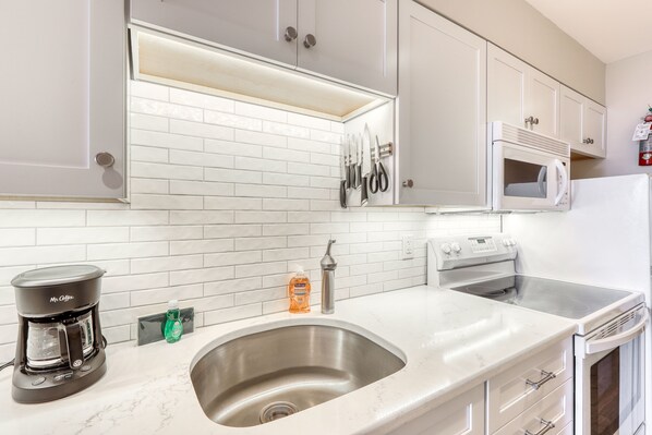 ثلاجة، ميكروويف، فرن، موقد طهي مسطح