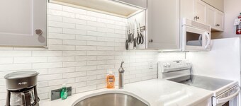 Ski getaway near the slopes with private balcony & mountain views