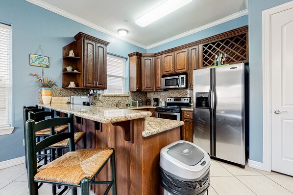 Refrigerador, microondas, horno y parrilla de estufa 