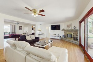 Tv, eldstad, tv-spel och böcker